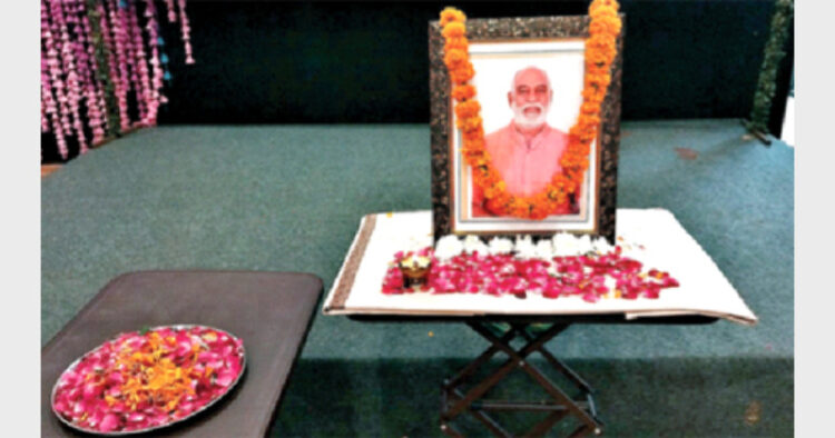 Artisans and Karyakartas, Kala Sankul paid homage to Shri Amirchandji at the central office of Sanskar Bharati
