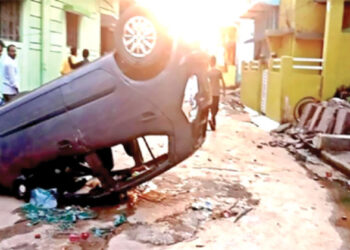 The mob also vandalised vehicles during the communal flare-up