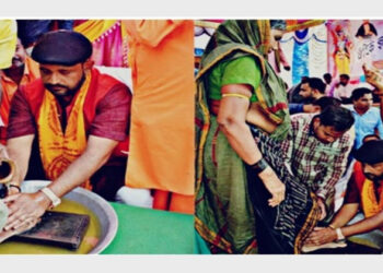 Prabal singh judev washing the feet of the returnees in pathalgaon Jashpur