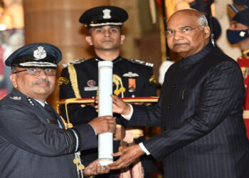 President Ramn Nath Kovind Air Marshal Pradeep Padmakar Bapat with Param Vishisht Seva Medal