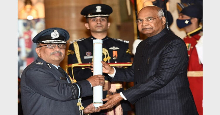 President Ramn Nath Kovind Air Marshal Pradeep Padmakar Bapat with Param Vishisht Seva Medal