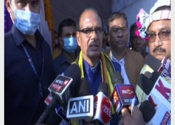 CM Shivraj Singh Chouhan Interacting With the Press (Photo Credit: ANI)