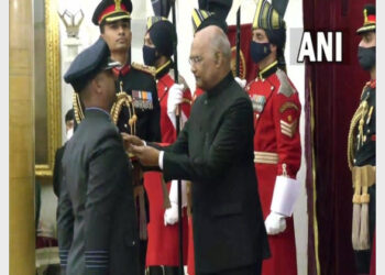 Group Captain Abhinandan Varthaman Being Accorded With Vir Chakra by President Ram Nath Kovind (Photo Credit: ANI)