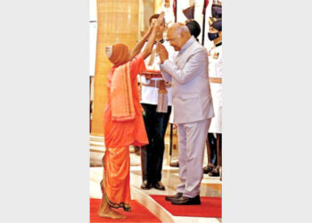 Padma Shri awardee Nanda Prusty blesses President Ram Nath Kovind, while receiving the honour for his contributions in the field of literature and education. He is providing free education to children and adults in Rajasthan and Odisha for decades