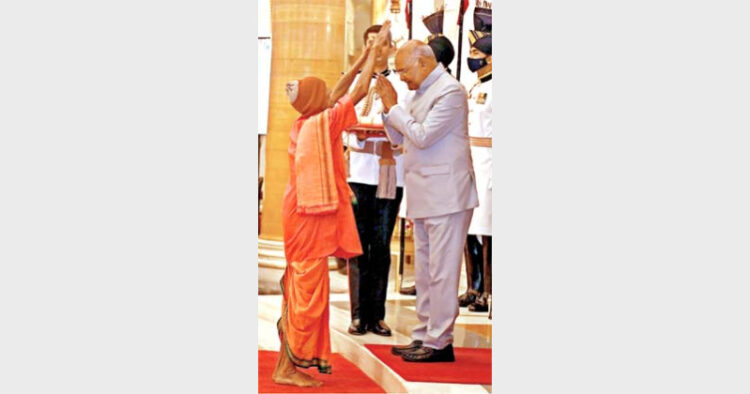 Padma Shri awardee Nanda Prusty blesses President Ram Nath Kovind, while receiving the honour for his contributions in the field of literature and education. He is providing free education to children and adults in Rajasthan and Odisha for decades