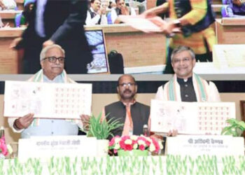 RSS Akhil Bhartiya Karyakarini member Shri Bhaiyyaji Joshi and Railway Minister Shri Ashwini Vaishnaw releasing a postal stamp on the 101st birth anniversary of Shri Dattopant Thengadiji