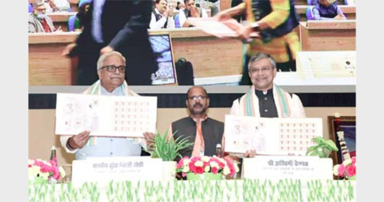 RSS Akhil Bhartiya Karyakarini member Shri Bhaiyyaji Joshi and Railway Minister Shri Ashwini Vaishnaw releasing a postal stamp on the 101st birth anniversary of Shri Dattopant Thengadiji