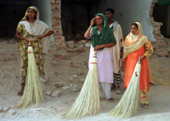 Though Christians in Pakistan are involved om various occupations, they are hugely over-represented in the sweeper profession (Photo Credit: UCA News)