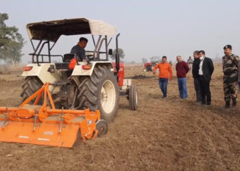 The BSF escorted the farmers along the Line of Control (LoC) in the Hira Nagar sector in Jammu & Kashmir after a gap of 20 years (Photo Credit: ANI)