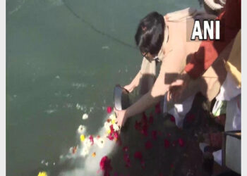 Daughter of CDS Bipin Rawat immersing ashes in Ganga (Source: ANI)