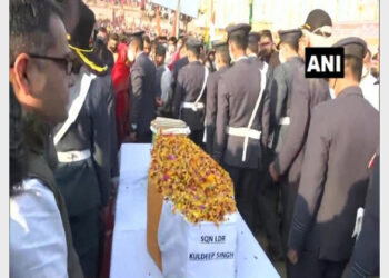 Crowd paying last respects to Squadron Leader Kuldeep Singh (Source: ANI)
