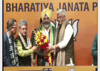 Gajendra Singh Shekhawat welcoming Jagdeep Singh Nakai into BJP (Photo Credit: ANI)