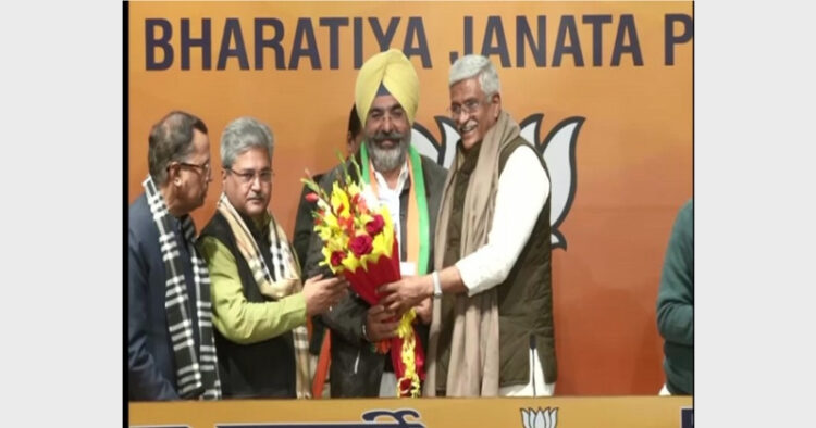 Gajendra Singh Shekhawat welcoming Jagdeep Singh Nakai into BJP (Photo Credit: ANI)