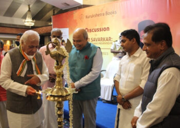 Hon. Governor of Kerala Arif Mohammad Khan inaugurates the function. Also seen are Sri Uday Mahurkar, Sri Anoop Antony and Sri Bharat Bhooshan