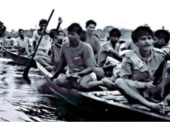 Mukti Bahini fighters navigating the rivers during the 1971 war. Photo Prothomalo