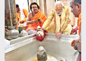 PM Modi performing puja at Kashi Vishwanath Temple