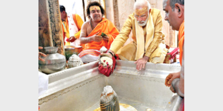 PM Modi performing puja at Kashi Vishwanath Temple