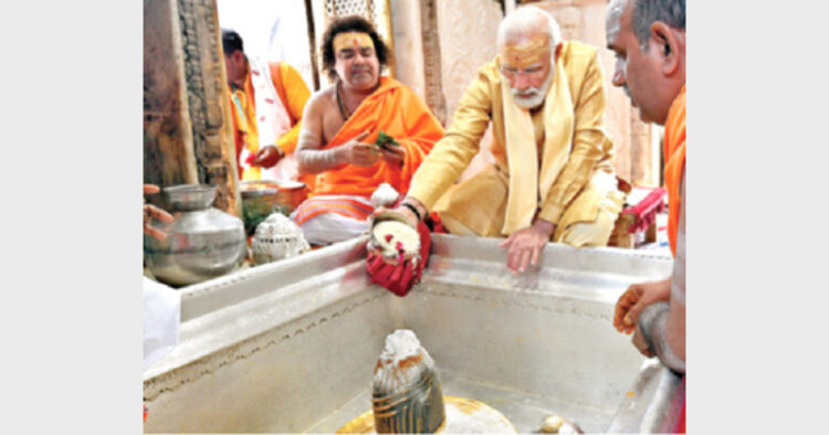 PM Modi performing puja at Kashi Vishwanath Temple