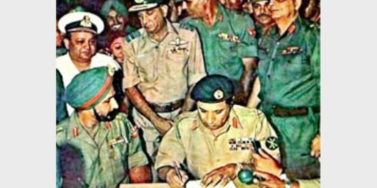 Pakistani Lt Gen Niazi (right) signing the Instrument of Surrender under the gaze of Indian Lt Gen Aurora (left)