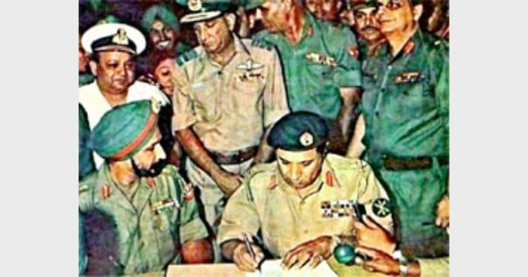 Pakistani Lt Gen Niazi (right) signing the Instrument of Surrender under the gaze of Indian Lt Gen Aurora (left)