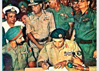 Pakistani Lt Gen Niazi (right) signing the Instrument of Surrender under the gaze of Indian Lt Gen Aurora (left)