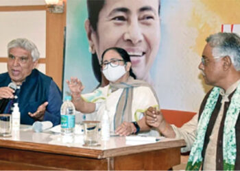 West Bengal CM Mamata Banerjee and lyricist Javed Akhtar during a meeting at Yashwantrao Chavan Centre Hal in Mumbai
