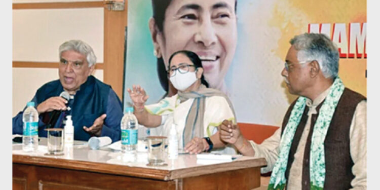 West Bengal CM Mamata Banerjee and lyricist Javed Akhtar during a meeting at Yashwantrao Chavan Centre Hal in Mumbai