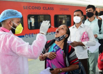 The country has so far registered 9,287 cases of COVID-19 variant Omicron and the weekly positivity rate stood at 16.06 per cent (Photo Credit: The Sen TImes)