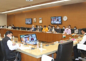 Union Health Minister Mandaviya interacting with State Health Ministers, Principal Secretaries, Additional Chief Secretaries of States/UTs to review the public health preparedness to Omicron and national COVID-19 vaccination (File)