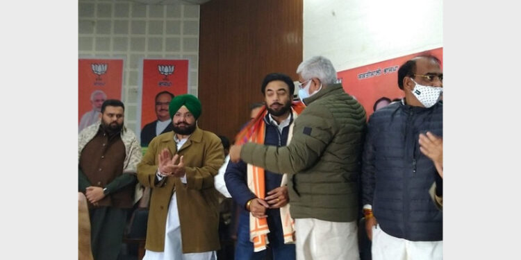 Harjot Kamal Singh joining BJP in the presence of Union Minister Gajendra Singh Shekhawat (Photo Credit: ANI)