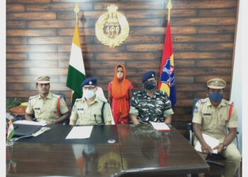 Vetti Jogi alias Jyothi surrendered before Bhadradri Kothagudem district Police and 141 Battalion of CRPF (Photo Credit: ANI)