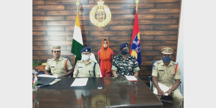 Vetti Jogi alias Jyothi surrendered before Bhadradri Kothagudem district Police and 141 Battalion of CRPF (Photo Credit: ANI)