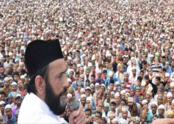 Maulana Taukeer Raza Khan addressing Muslims after Friday prayer (File)