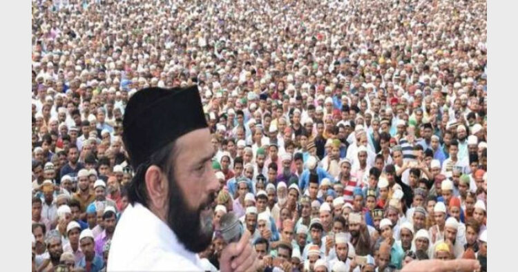 Maulana Taukeer Raza Khan addressing Muslims after Friday prayer (File)