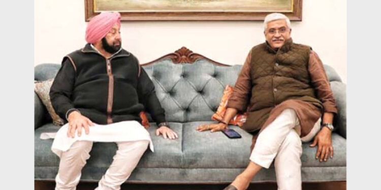 BJP’s Punjab election incharge Gajendra Singh Shekhawat (Right) with former Chief Minister Capt Amarinder Singh