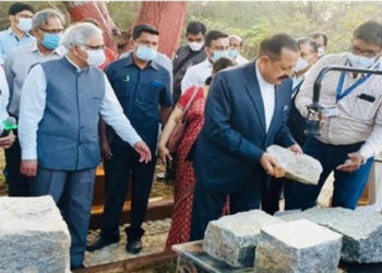 Union Minister Dr Jitendra Singh taking a tour of India's first rock museum after inaugurating it at CSIR-NGRI (Photo Credit: India Science Wire)