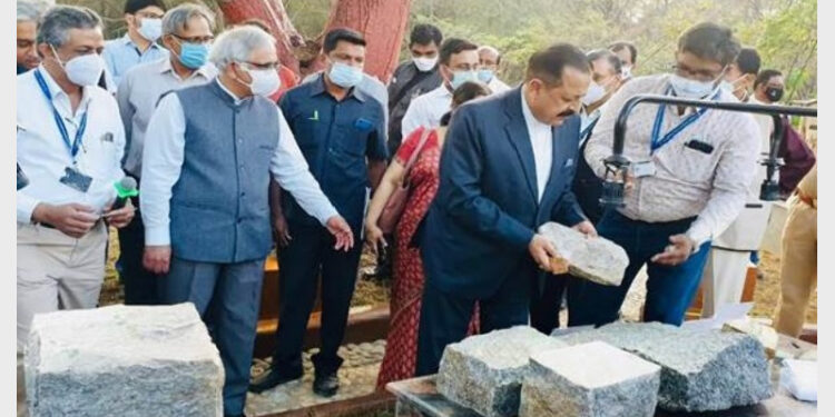 Union Minister Dr Jitendra Singh taking a tour of India's first rock museum after inaugurating it at CSIR-NGRI (Photo Credit: India Science Wire)