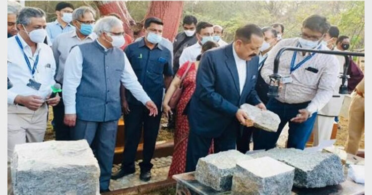 Union Minister Dr Jitendra Singh taking a tour of India's first rock museum after inaugurating it at CSIR-NGRI (Photo Credit: India Science Wire)