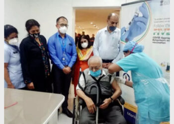 The Ministry of Health and Welfare has recommended that precaution dose for healthcare workers, frontline workers and senior citizens with co-morbidities will be the same as given previously (Photo Credit: Economic TImes)