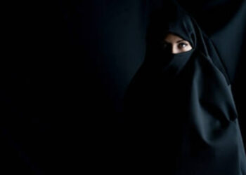 Finding the signature a little blurred, the bank cashier requested the Muslim woman to lift her hijab for matching the photograph to which the woman and her father refused and started threatening the bank cashier and branch manager