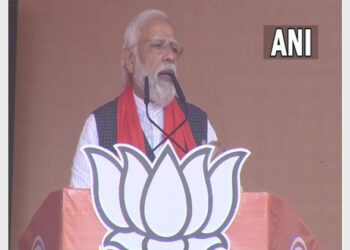 PM Modi addressing in a rally in Barabanki (Photo Credit: ANI)
