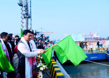 Union Minister Sonowal flagging off the maiden voyage of steel cargo laden barge from Syama Prasad Mookerjee Port in Kolkata