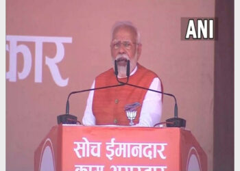 PM Modi addressing in a rally in Robertsganj (Photo Credit: ANI)