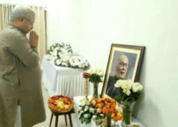 RSS Akhil Bharatiya Prachar Pramukh Sunil Ambekar paying tribute to Veteran Swayamsevak and Social Activist Dipok Kumar Barthakumar