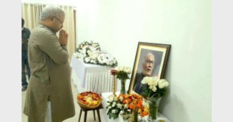 RSS Akhil Bharatiya Prachar Pramukh Sunil Ambekar paying tribute to Veteran Swayamsevak and Social Activist Dipok Kumar Barthakumar