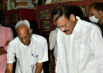 Vice President Venkaiah Naidu at Annamayya Library in Guntur