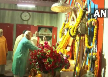 RSS Sarsanghchalak Mohan Bhagwat offering prayers at Gorakhnath temple in Gorakhpur (Photo Credit: ANI)
