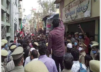 Hindu traders protesting against an overnight mosque in Vellore