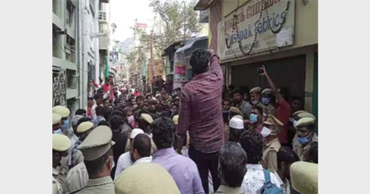Hindu traders protesting against an overnight mosque in Vellore