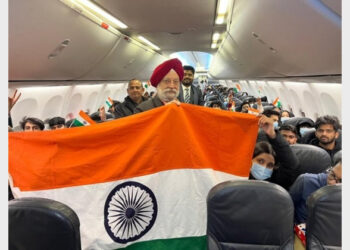 Union Minister Hardeep Singh Puri with the last batch of students from Budapest (Photo Credit: Twitter:@HardeepSPuri)